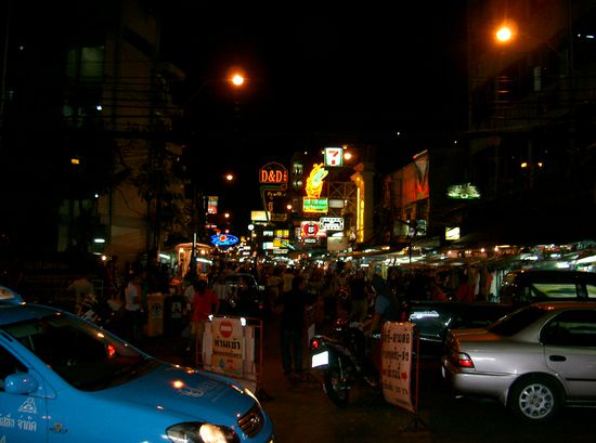 hier geht es wahnsinnig zu. Ueberall Bars und Essenswaegen, Einkaufsmoeglichkeiten etc. .... Allerdings sobald die Polizei kommt, oh je / oh je, dann duesen sie alle schnell davon ... aber hurtig!!