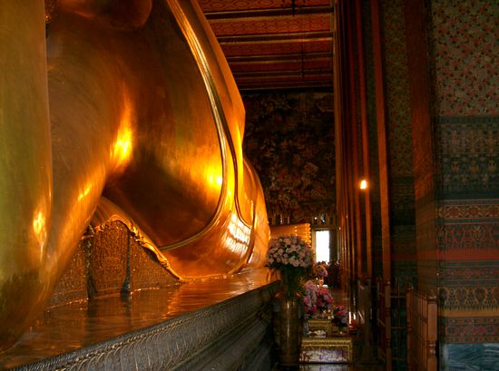 der liegende Budda. Ziemlich gross wie man sieht, da der Kopf fehlt. Siehe eins weiter runter ...