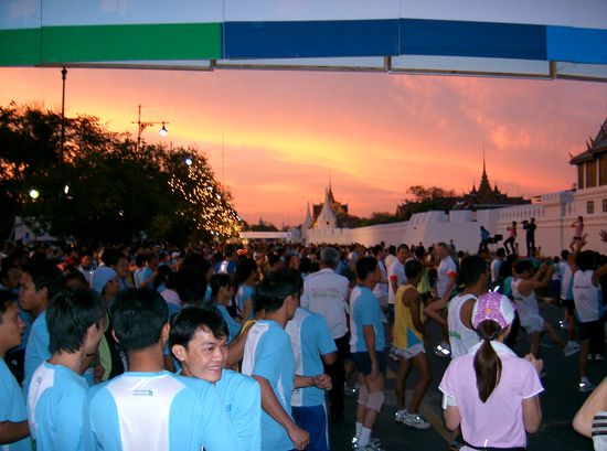 hier die Menschenmasse. Wie am Oktoberfest / aber beim Laufen!