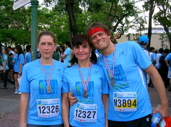 trotz fuenf Uhr aufstehen, Zeitverschiebung und Laufen sehen wir eigentlich ziemlich fit aus. Der Fotograf gibt alles