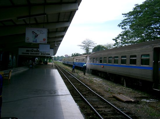Der Zug nach Ankunft in Trang (hier wird noch per Hand gereinigt / also keine Waschstrasse. Mit Gartenschlauch)