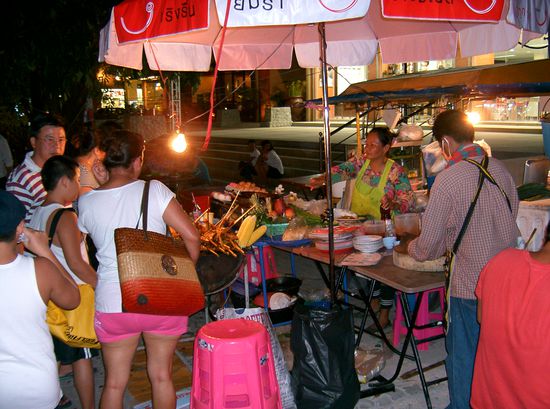 ein typischer thailaendischer Essenwagen