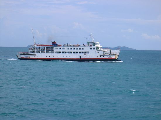 eine gleich aussehende Faehre, jedoch in die Gegenrichtung fahrend