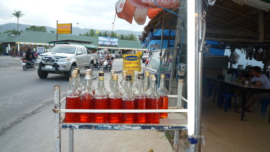 an dem Stand nebenan ...
Es ist in Flaschen abgefuellt, rot, sieht aus wie Campari,
ABER
es ist gar keiner. Es ist GASOLINE 
Sogenannte Mofa-Nahrung ...