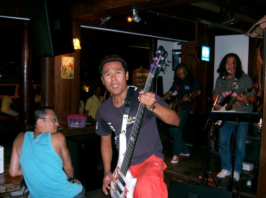 auch gute Livebands sind hier geboten.. AC/DC als Thailaendische Gruppe im Irish Pub..
