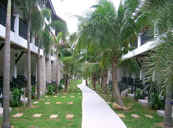 der Weg zwischen Rezeption und Pool