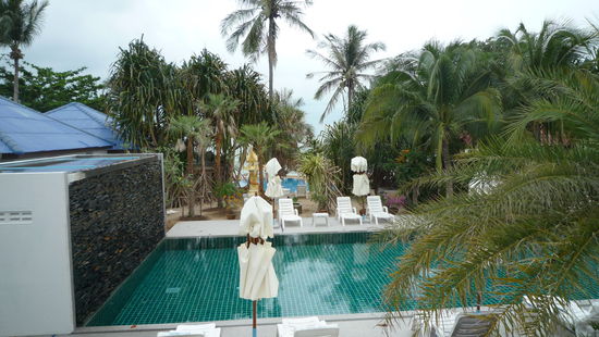 die beiden Pools und im Hintergrund das Meer