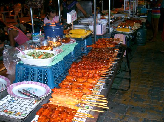 auf dem Nachtmarkt / LECKER. Auf dem Abendspaziergang kann man sich hier immer ne Kleinigkeit holen