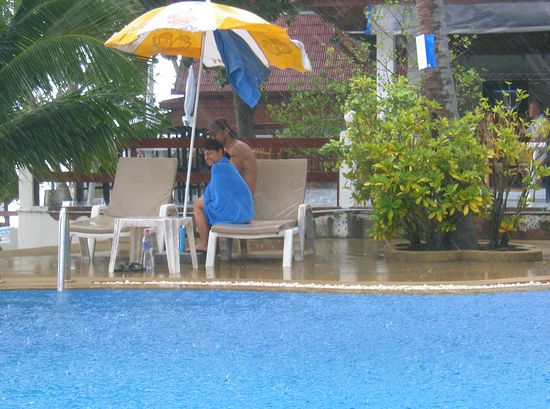 BBBRRRR ist das kalt und ekelig nass hier. Jana schaut schon ganz frustriert und verbissen. Im Dezember bei 27 Grad frieren. Oh je...