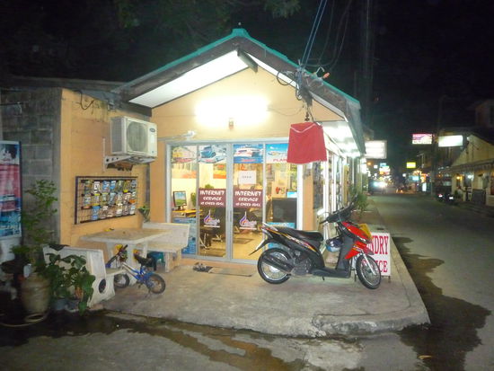 Damit ihr Euch vorstellen koennt, von wo aus wir Euch schreiben bzw. wo die Texte und Bilder entstehen: hier das heutige Internetcafe, wo wir gerade sitzen (Vorderansicht)