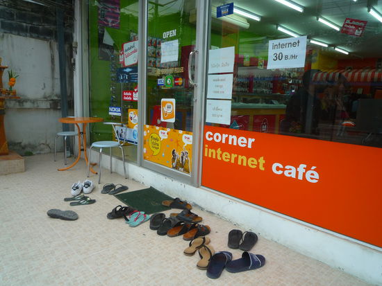 Ein weiteres Internetcafe. Wie ihr seht, sind vor der Tuere sehr viele Schuhe. Die Geschwindigkeit des Computers ist an der Anzahl der Schuhe erkennbar. Je mehr Schuhe vor der Tuer, desto langsamer der Computer. Je weniger Schuhe, desto schneller.