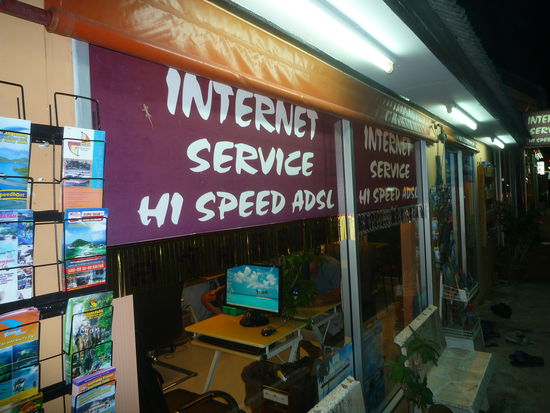 Seitenansicht und es steht nicht nur Hi Speed drauf. Es ist auch Hi Speed drin. An jeder Ecke ist ein solches Internetcafe vorhanden.