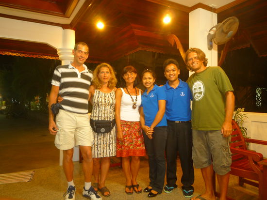 Die Vier Spinner und das SUPER NETTE Personal (natuerlich nur ein Teil davon) unseres Hotels