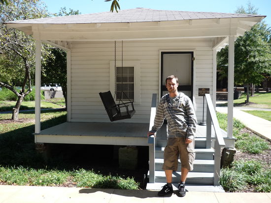 Ich vor dem Geburtshaus von Elvis in Tupelo