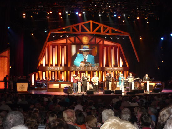 Grand Ole Opry - mit Moderatorenpult links auf der Bühne