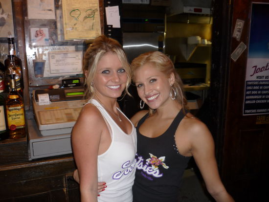 nicht schlecht - Kellnerinnen im Tootsies