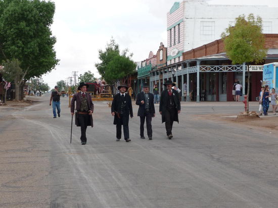 Justice is coming in Tombstone - Wyatt, Virgil und Morgan Earp mit Doc Holliday