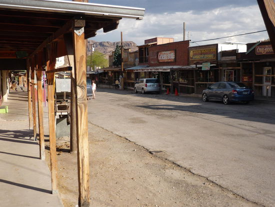 Oatman (nicht in allen Straßenkarten eingezeichnet, zu erreichen über die I 40 Ausfahrt 44 in Arizona)