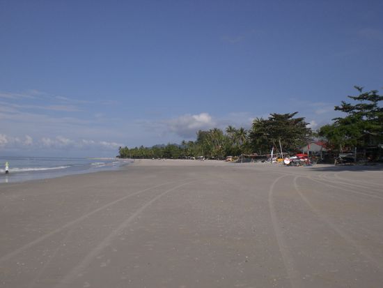 Morgens halb zehn in Pantei Cenang am Strand bei Ebbe, wenn alle wahrscheinlich gerade frühstücken
