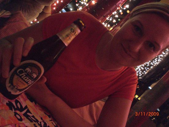 Dieses Bild ist fuer die Kleine Luisa, auf die ich erstmal mit einem Chang Bier angestossen habe . Also Wenke und Potschi noch mal alles Liebe von mir.