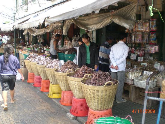 Hier mal der lecker getrocknete Fisch, den es an jeder Ecke gibt.