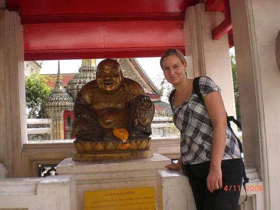 Wir haben auch einige Tempel in Bangkok besichtigt, wo ich festgestellt habe, dass ich doch echt schlank aussehe, neben dem kleinen dicken dort. 