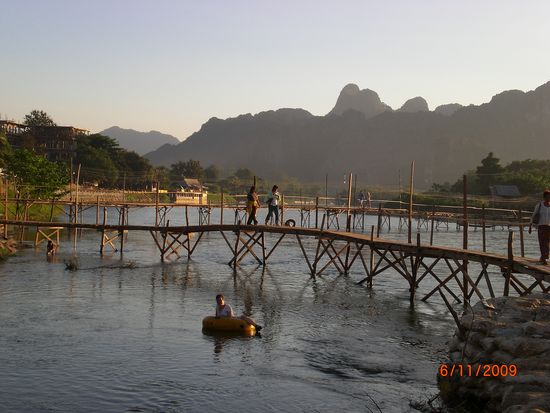 Katharina am Ende der Tubing Tour, bei dem Versuch ans Ufer zu gelangen.