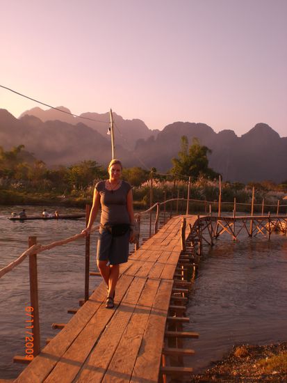 Am Fluss Nam Song auf dem wir die Tubing Tour gemacht haben