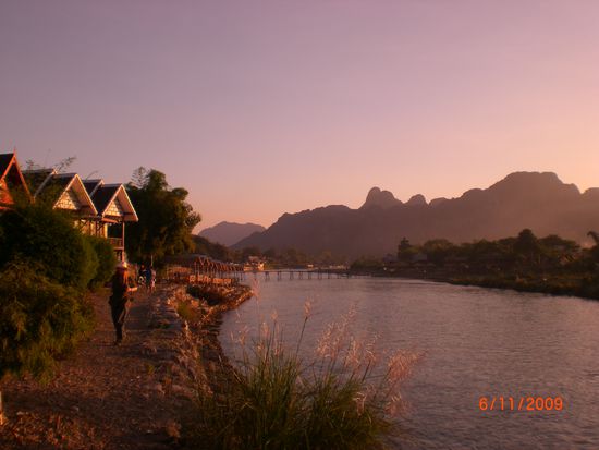 Nam Song mit der Stadt Vang Vien auf der linken Seite und dem Gebirge auf der rechten Seite