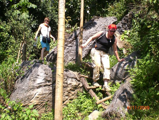 Hier sieht man Jill und Katharina beim Abstieg von der Höhle. Der Weg war nicht gerade einfach.