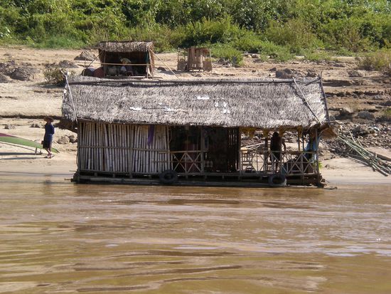 In so einer Hütte leben die Laoten