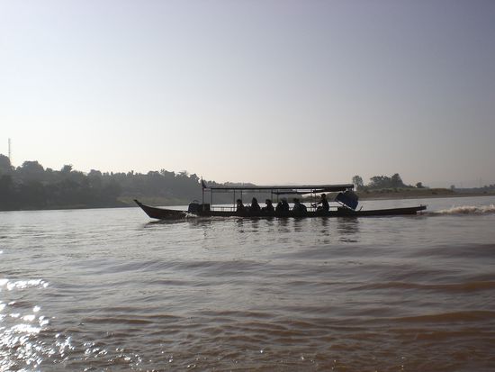 Das ist die Grenzfähre für Personen zwischen Loas und Thailand. Es passen genau 5 Passagiere und ein Bootsführer drauf.