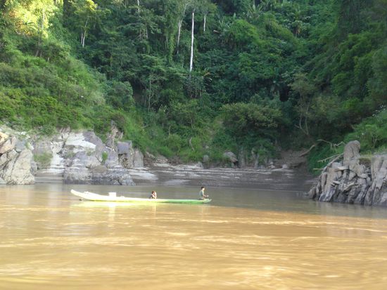 Zwei Fischer auf dem Mekong umgeben vom Urwald