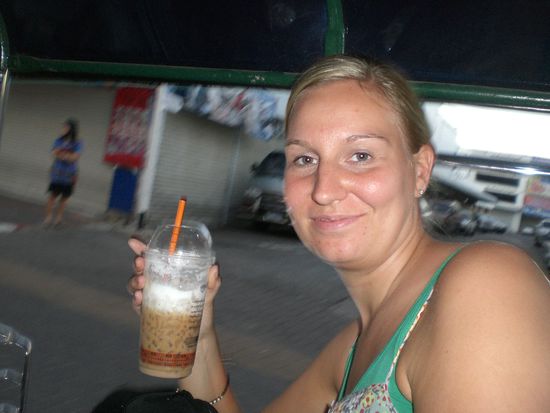 Auf dem Tuk Tuk mit einem Iced Cappucino, so lässt es sich leben!!! 