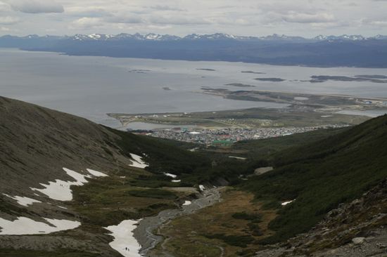 Wenn man aber innehaelt und zurueckschaut, hat man diesen Blick ueber die Stadt, den Beaglekanal und die Berge, die schon wieder zu Chile gehoeren.
