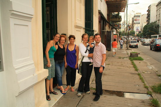 Unsere "Famlilie" in Buenos Aires: Tati, die Vermieterin; Rita, die in B.A. Tango lernt; Belen, die gute Seele im Haus und natürlich wir