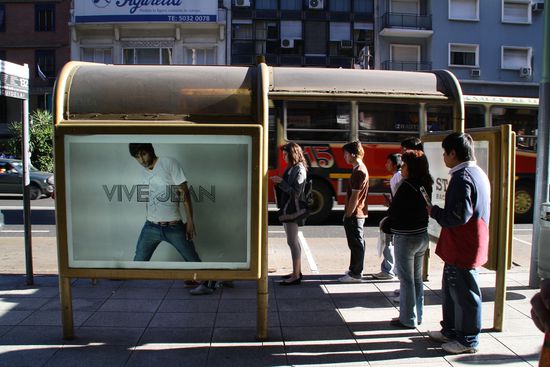 Auch hier stellt man sich nach dem Bus an! Es gibt aber auch deutlich laengere Schlangen, z.B. wenn mal wieder die Metro streikt.