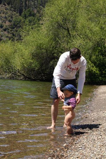 Das Wasser ist ziemlich kalt: 10 Grad. Aber ein kuzes Bad muss erlaubt sein.
