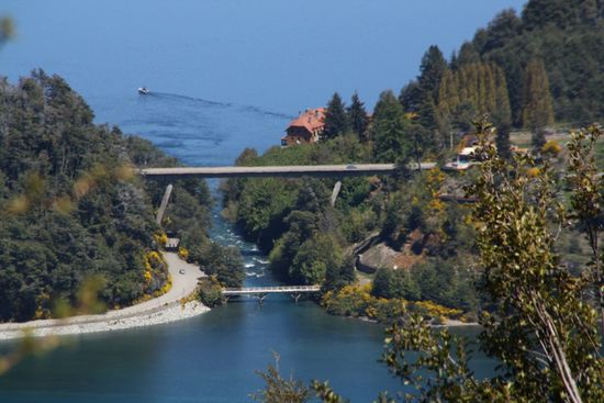Einer der kuerzesten Fluesse der Welt: der Río Correntoso als Verbindung zwischen dem Lago Correntoso und dem Lago Nahuel Huapi.