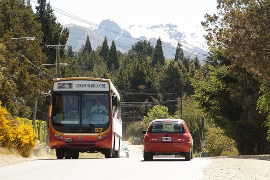 Die Stadt zieht sich dann viele Kilometer am See entlang. Wir wohnen z.B. an KM 7 - die hier gebraeuchliche Ortsangabe.