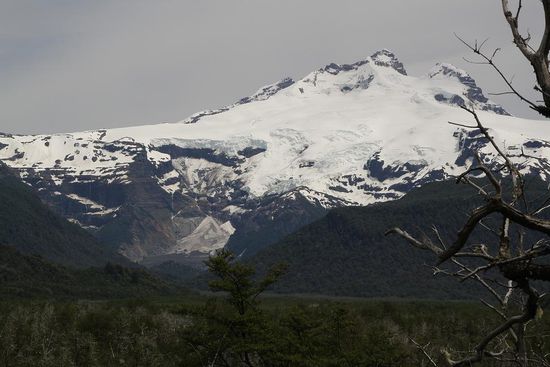 Tronador - der mittlere Gipfel stellt die Grenze zu Chile dar. Links am Berg der schwarze Gletscher