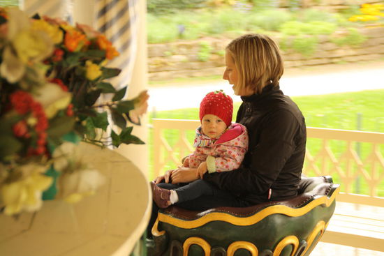 Jana und Romy auf einem historischem Karusell