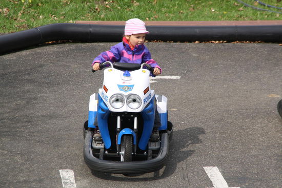 Miniaturdorf mit Motorradrennen