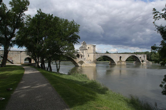 Sur le pont d`Avignon - die Brücke verband einst beide Rhoneufer und damit das Königreich Frankreich mit dem Kirchenstaat.