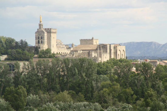 Der Papstpalast selbst ist beeindruckend, er zeigt Pomp und Stärke zugleich.