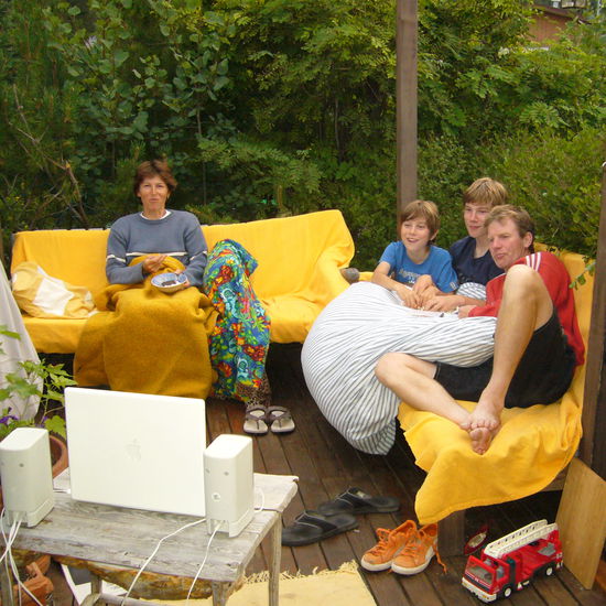 Sabine, Korbi, Wasti und Hias auf da Terasse beim DVD schaun. (Canmore August 2006)