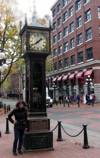 Eine deutsche Touristin neben der Steamclock 