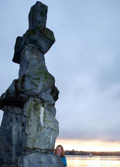 Inukshuk (Stoamandl auf kanadisch) und ich an der Seawall