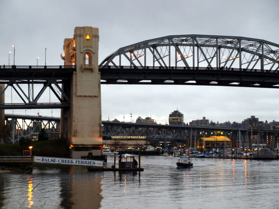 Tuckerboot und im Hintergrund Granville Island