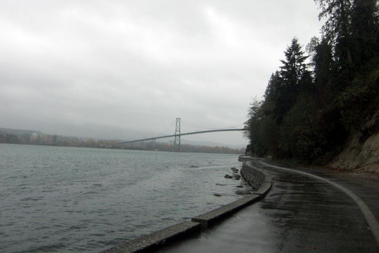 Blick auf die Lions Gate Bridge bei Regen